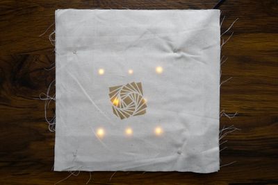 the same image, but with a grid of 8 leds below the muslin lit up