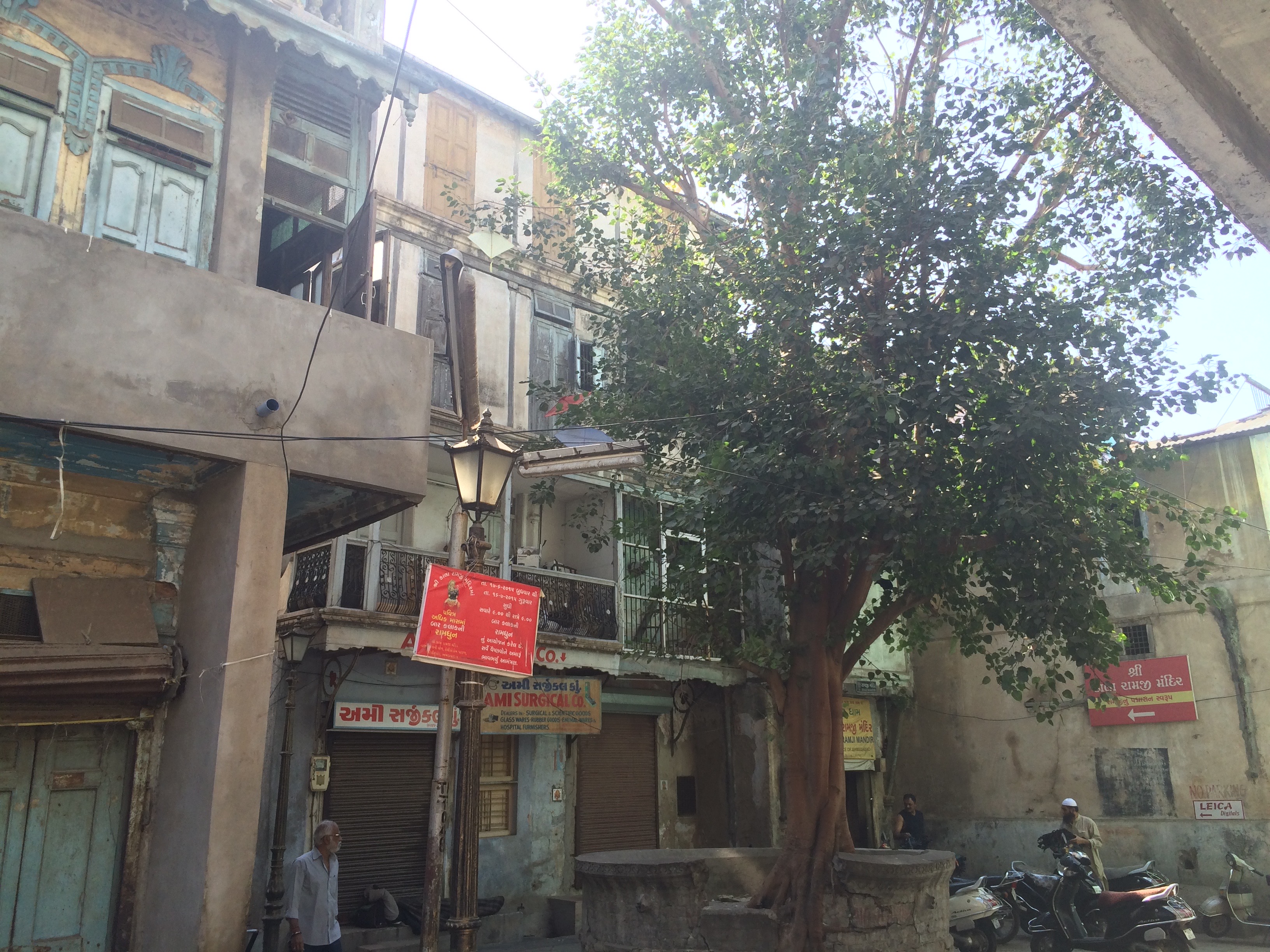 image of a street from the old city of ahmedabad–no cloth markets here, just a representative